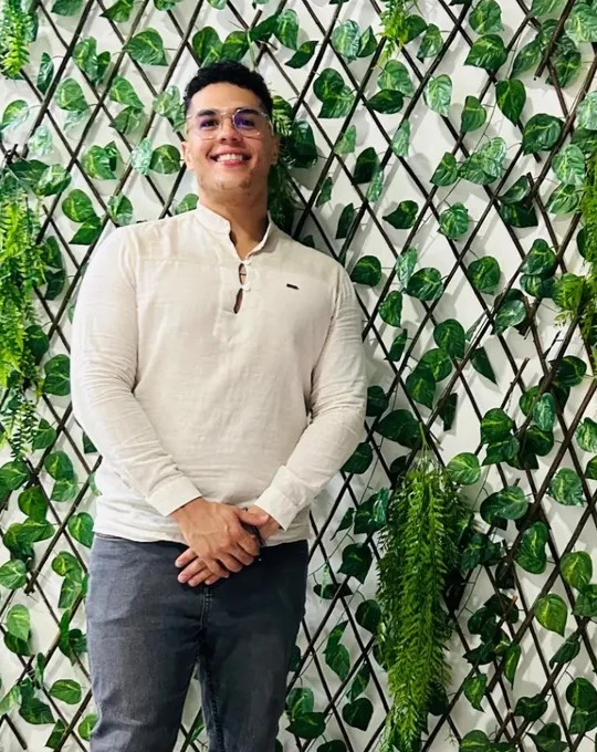 Dr. Ítalo Leão — fisioterapeuta especializado em coluna